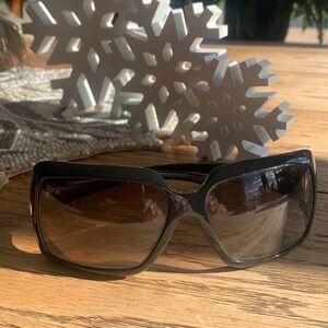 GUCCI SUNGLASSES ..BLACK with GOLD DETAILS 😎😎😎 LIKE BRAND NEW ☀️☀️💫⭐️⭐️